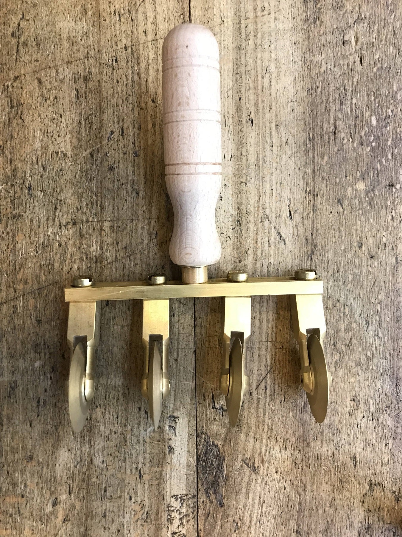 Smooth adjustable 4-way spur