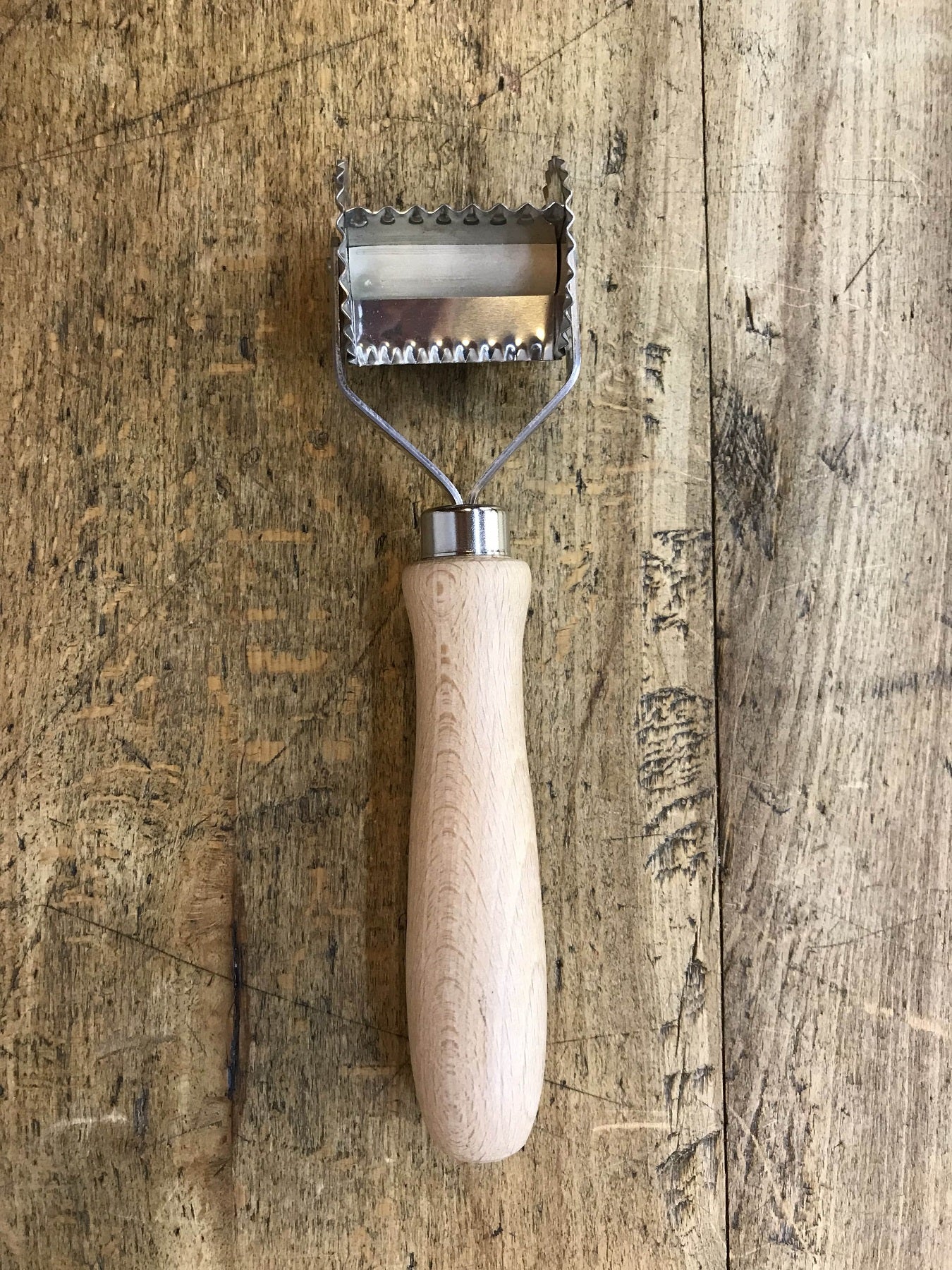 Festooned tortellini cutter