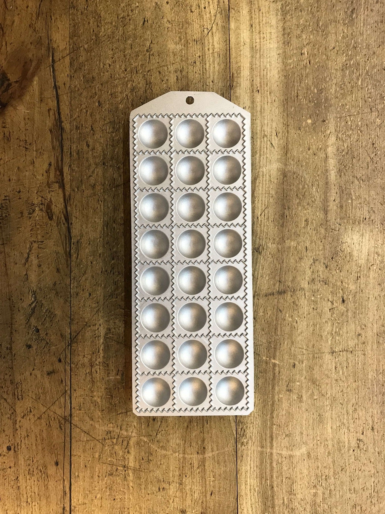 Stampo per 24 ravioli quadrati con ripieno rotondo