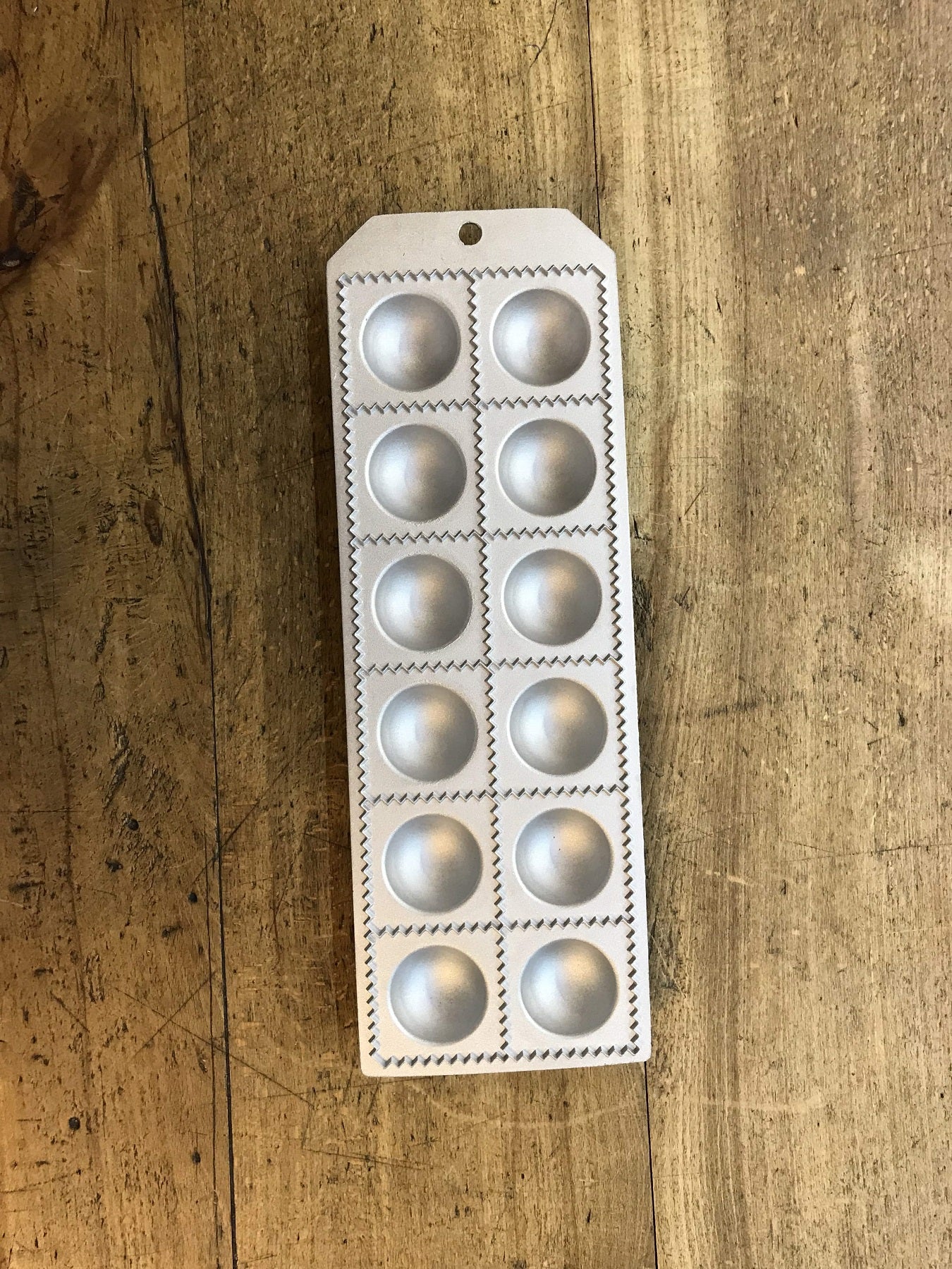 Stampo per 12 ravioli quadrati con ripieno rotondo