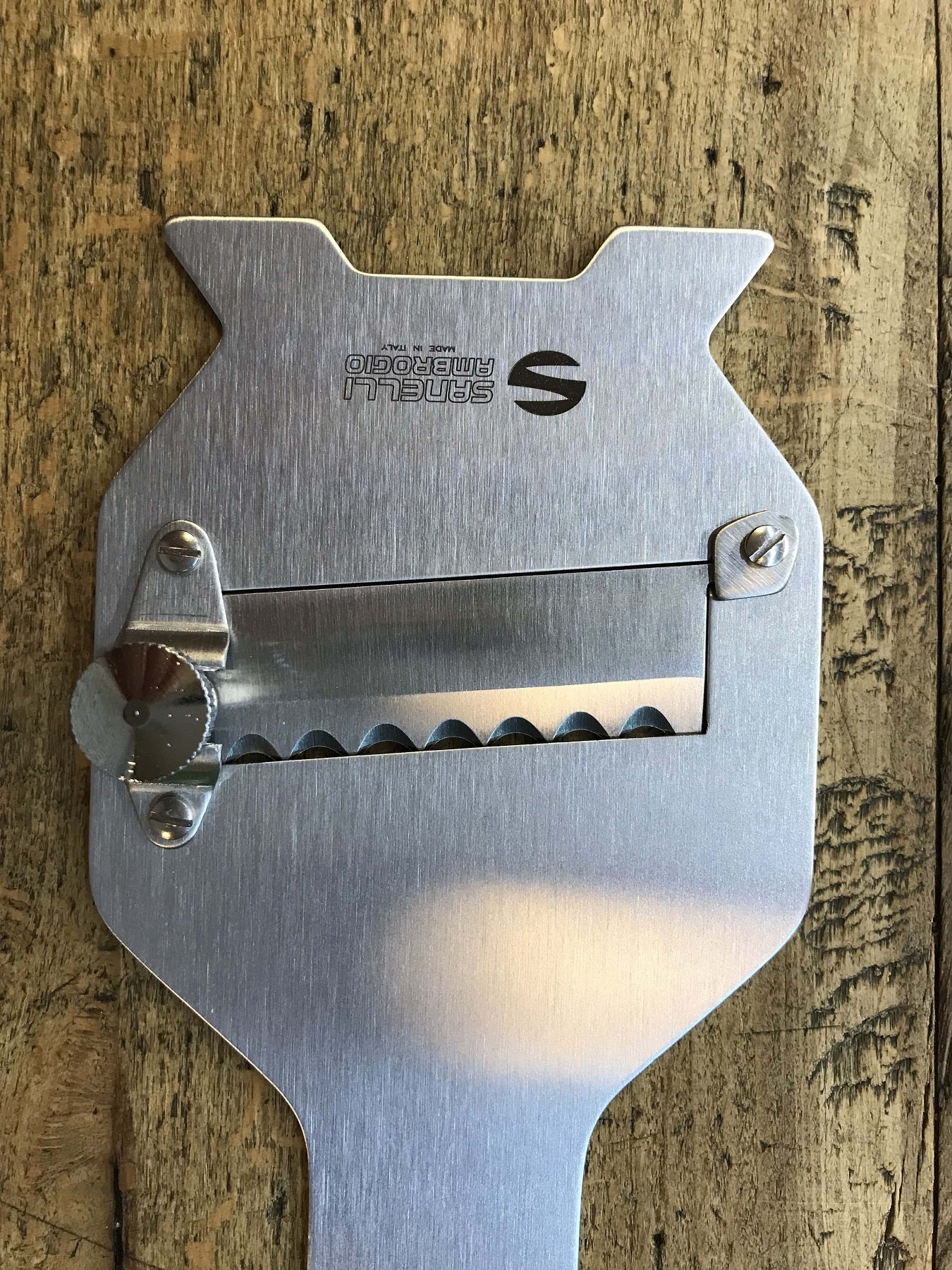 Stainless steel truffle slicer with wavy blade