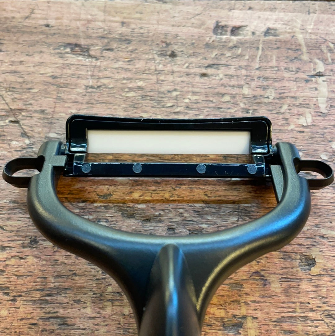 Pelaverdure in ceramica