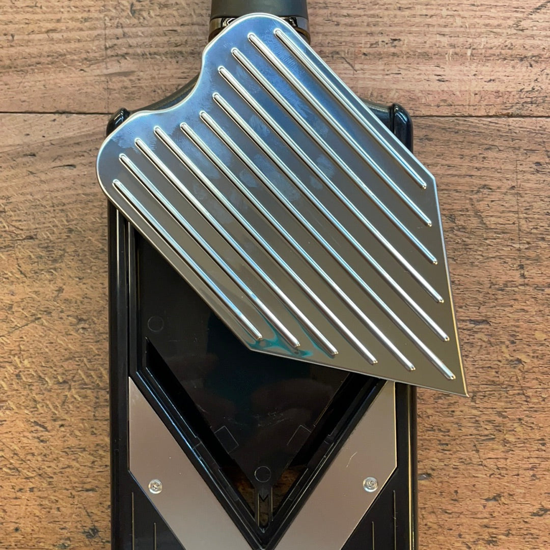 Mandolin with V-blade