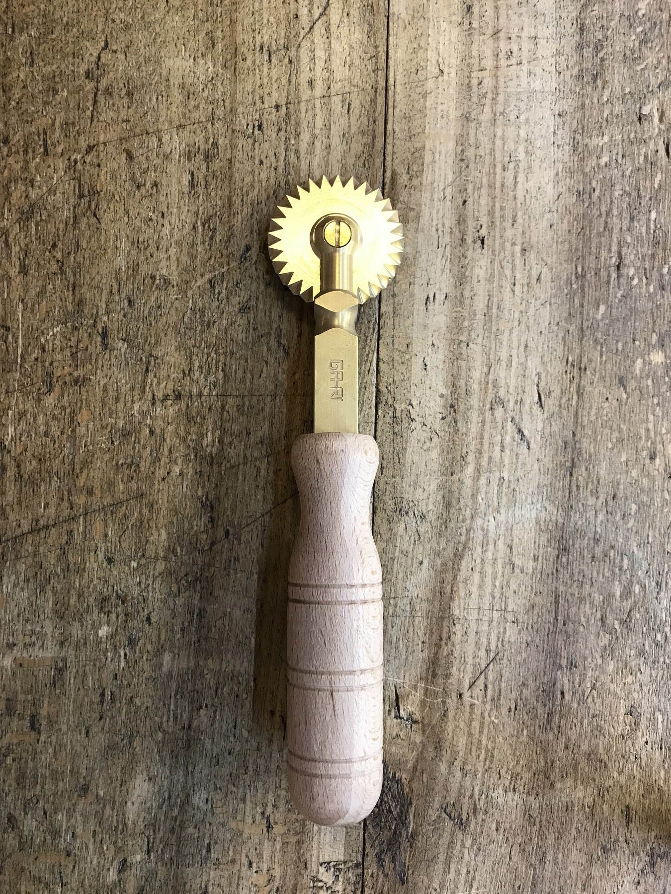 Spronella in ottone con lama festonata