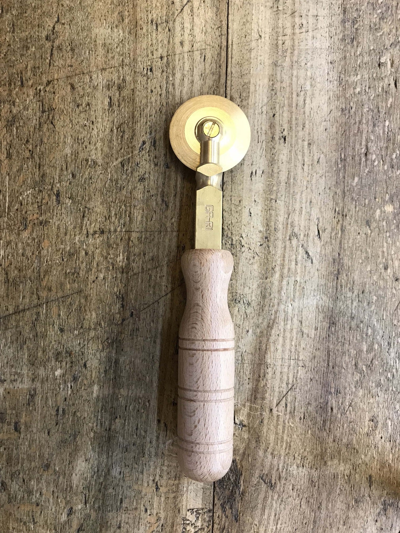 Spronella in ottone con lama liscia