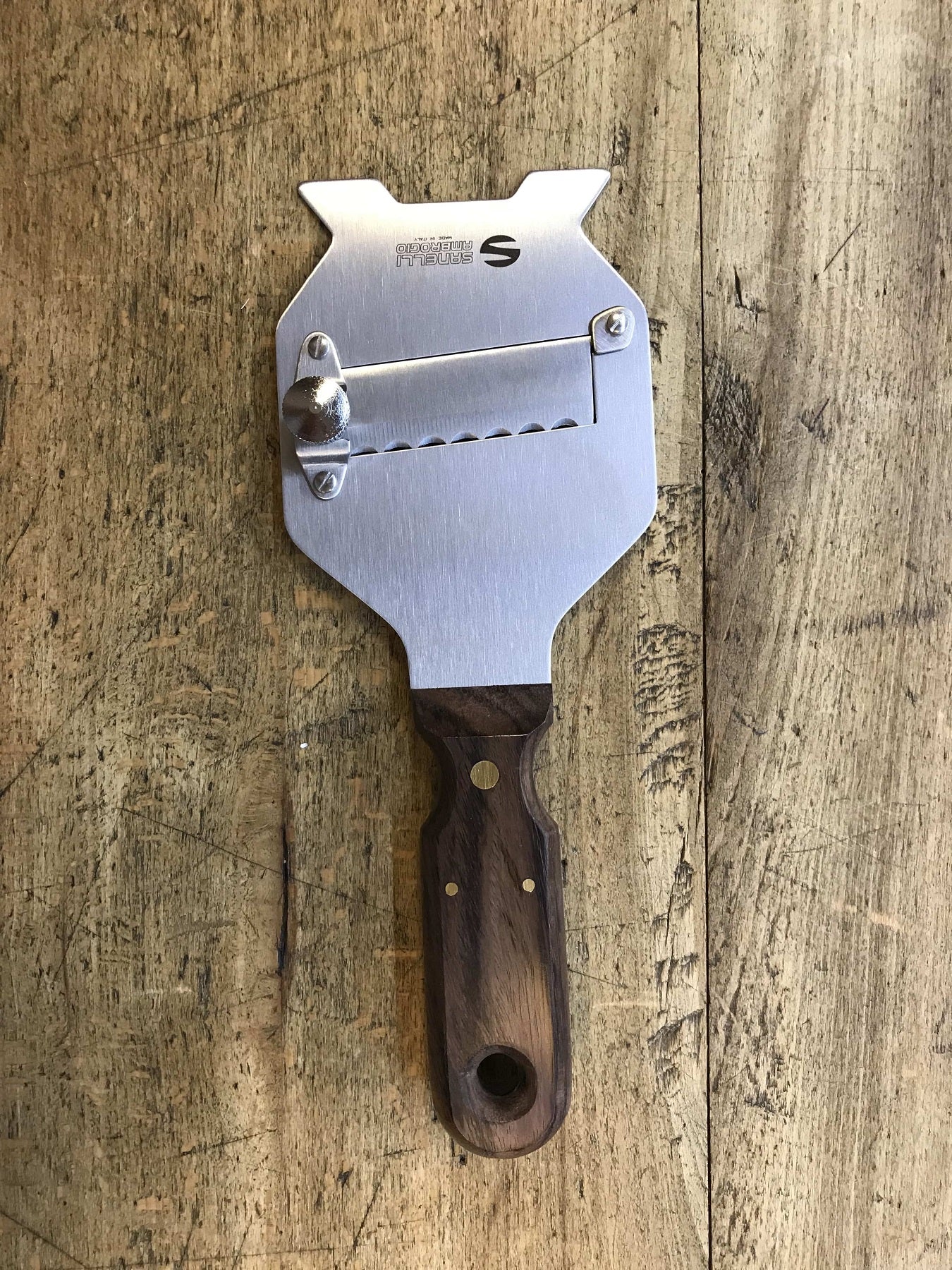 Truffle slicer with wavy blade and rosewood handle