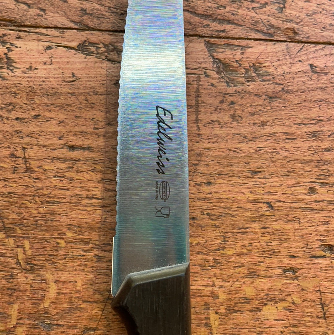 Serrated blade table knife