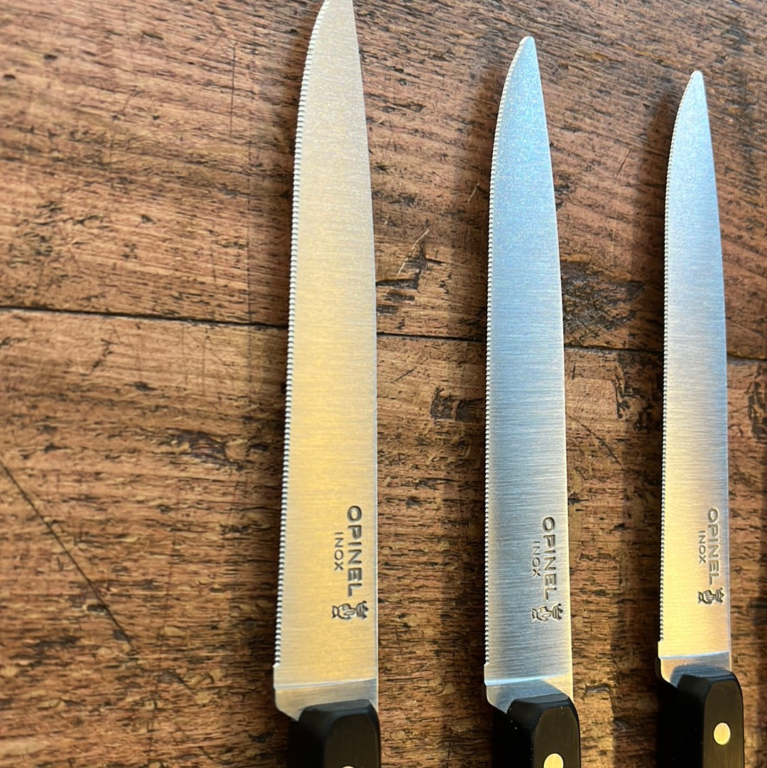 Set of micro-toothed table knives