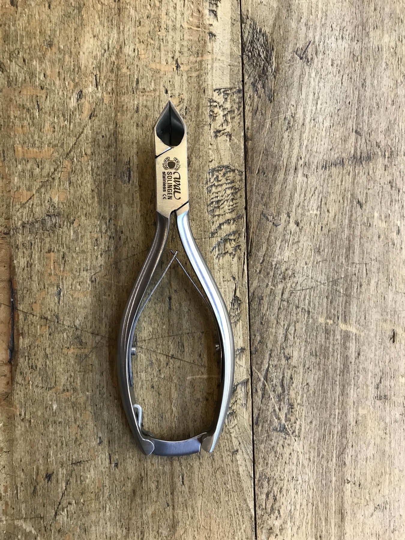 Crescent nail nippers
